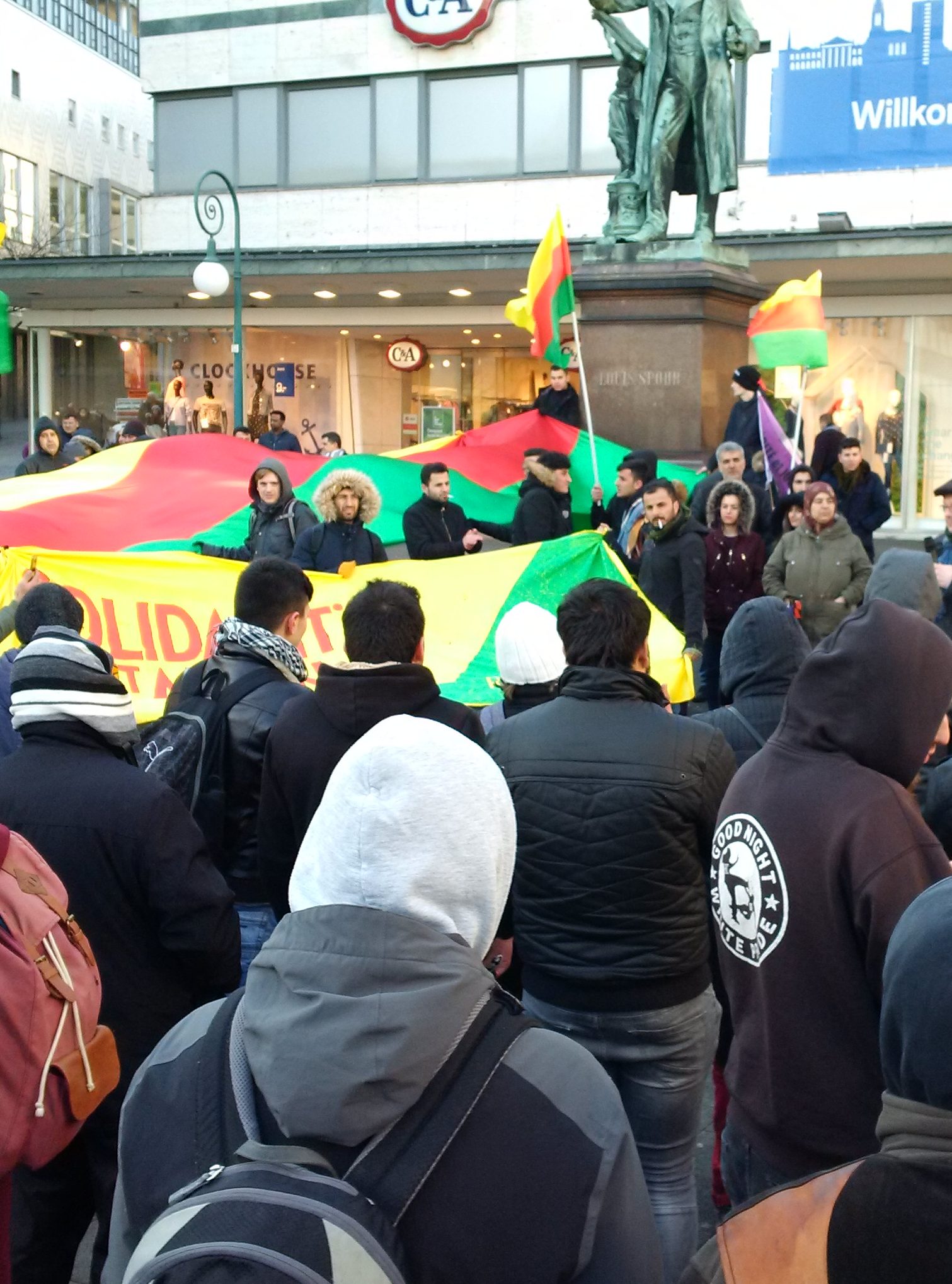 Kundgebung in Solidarität mit Afrin am Opernplatz